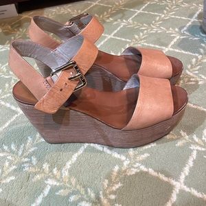 Michael kors tan wood wedge sandal size 7